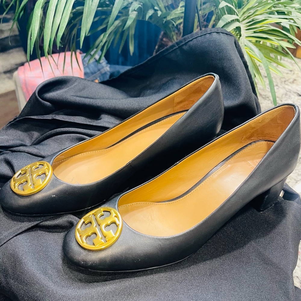 Like New - Tory Burch Black Pump